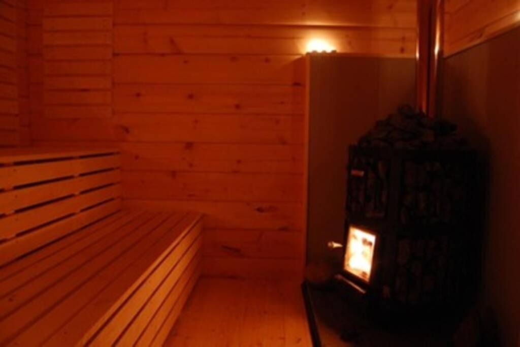 100 Years Old Norwegian Log House In Tromsoヴィラ エクステリア 写真